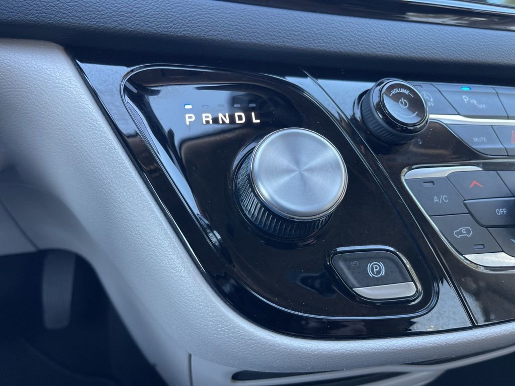 Used 2023 Chrysler Pacifica Touring-L image 14