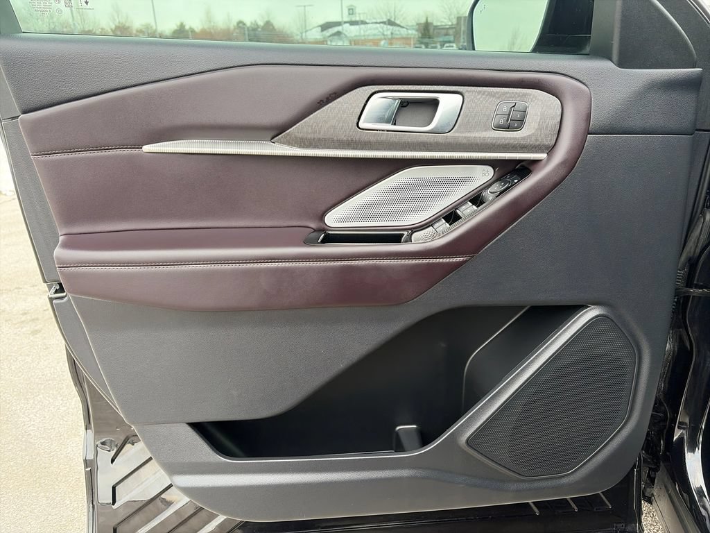 Used 2025 Ford Explorer Platinum AWD/4WD image 16