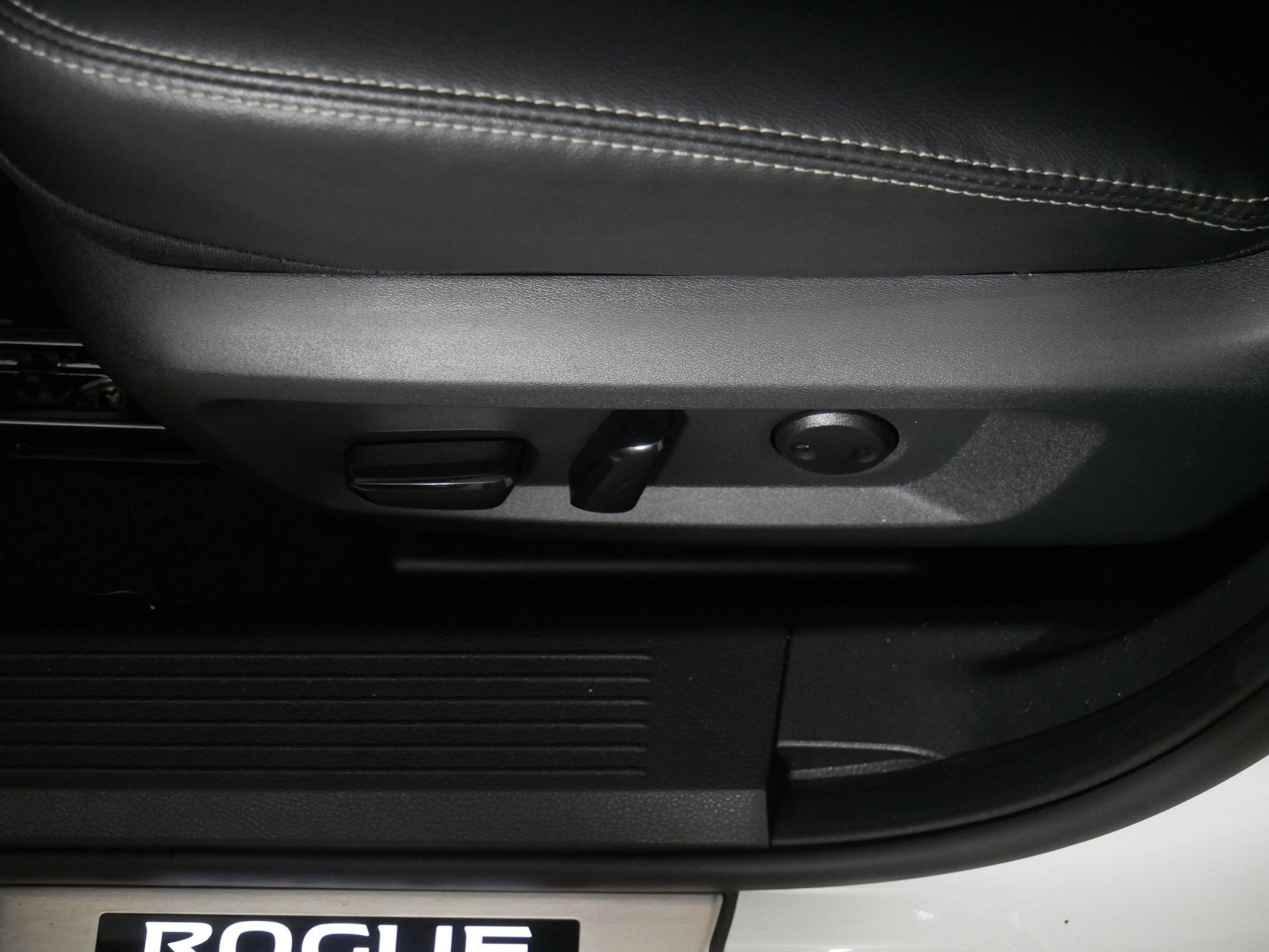 Used 2023 Nissan Rogue SL w/ SL Premium Package image 20