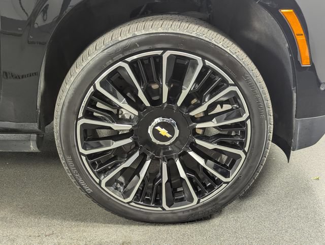 Used 2025 Chevrolet Suburban High Country AWD/4WD image 11
