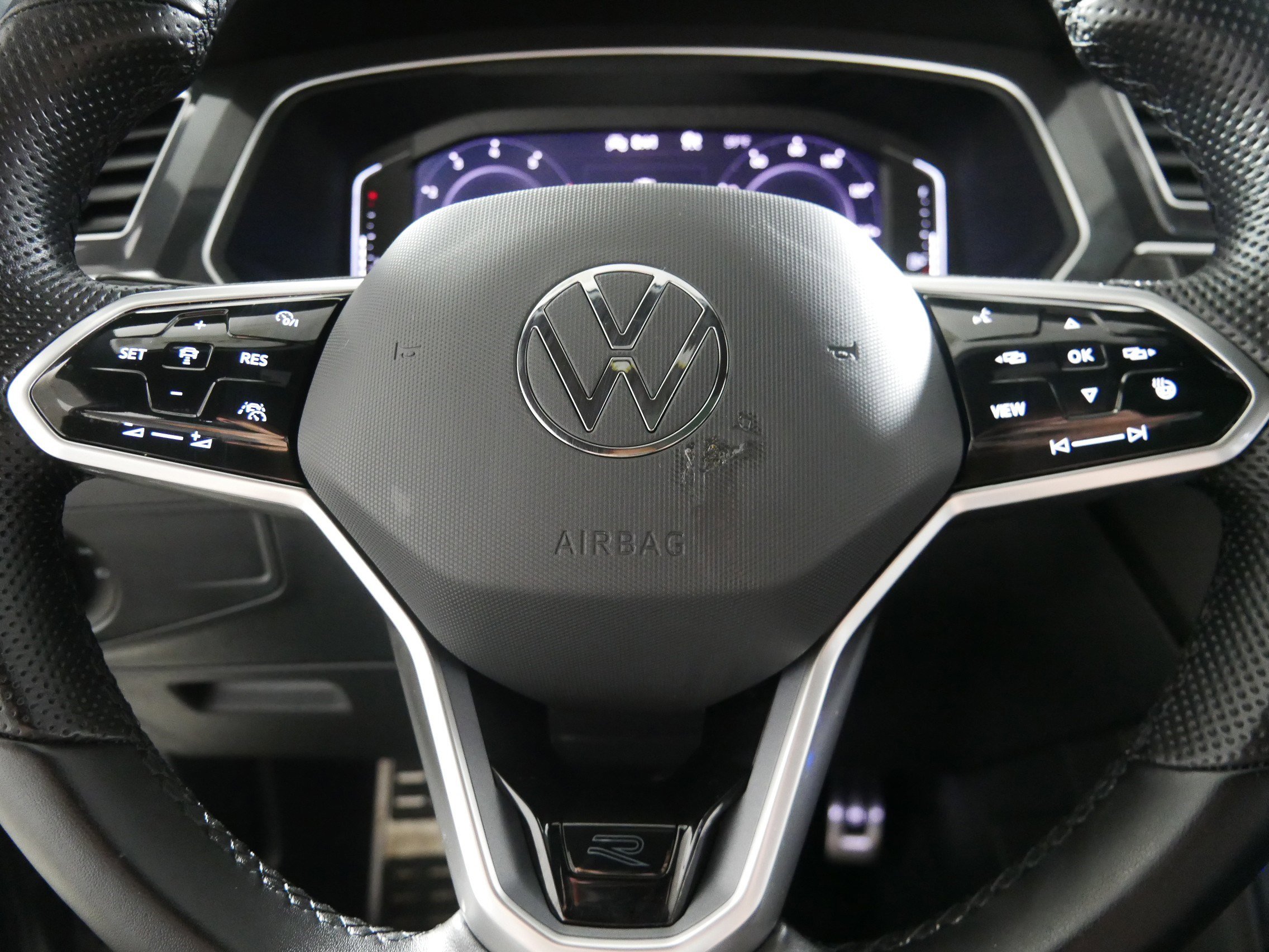 Used 2023 Volkswagen Tiguan SEL R-Line image 25