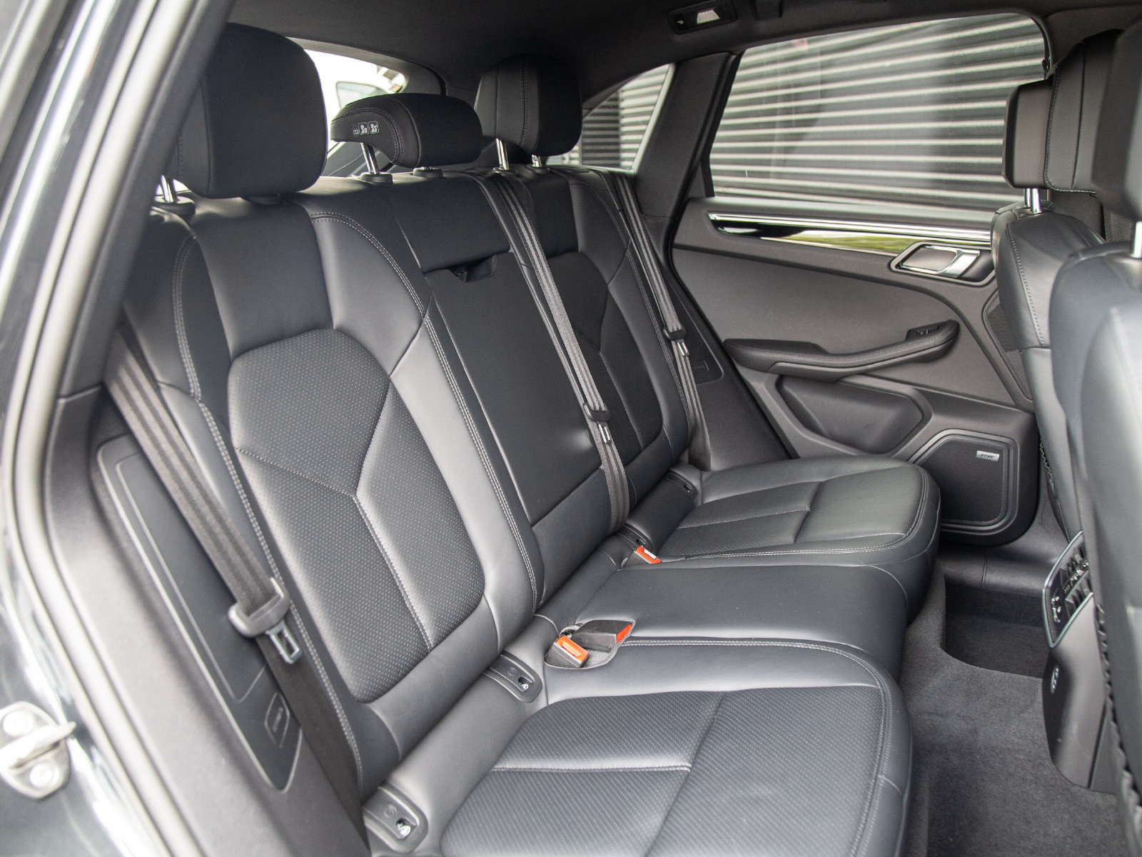 Certified 2024 Porsche Macan AWD/4WD image 25