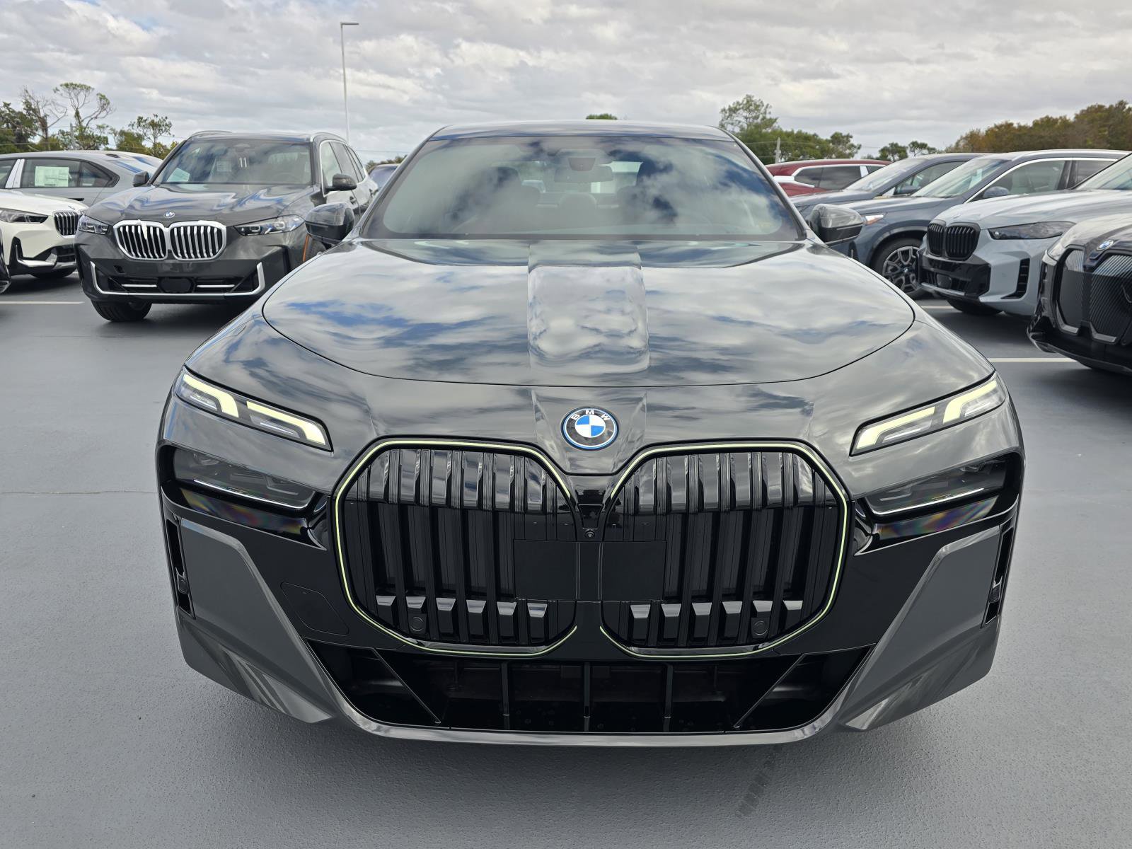 New 2026 BMW 750e xDrive image 2