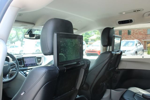 Used 2018 Chrysler Pacifica Touring-L Plus w/ Tire & Wheel Group FWD image 32