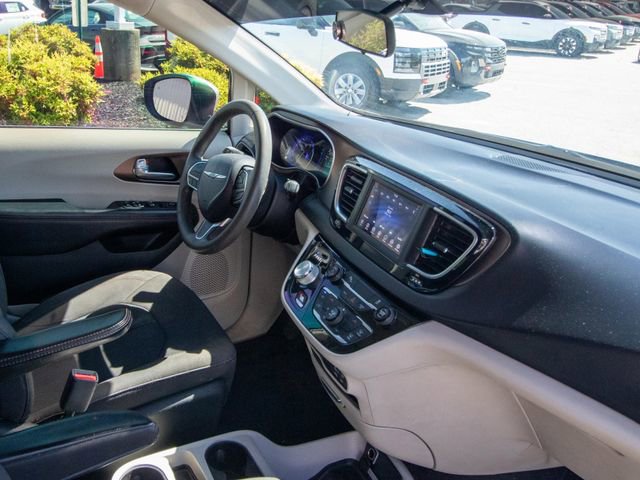 Used 2018 Chrysler Pacifica L FWD image 17