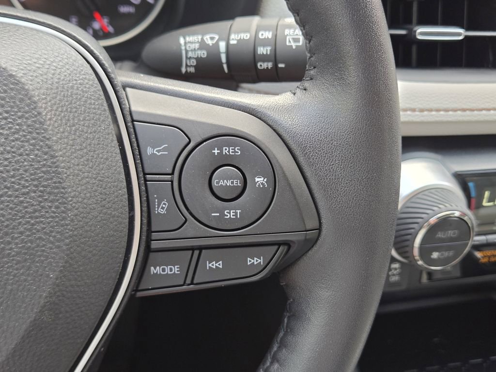 Used 2022 Toyota RAV4 XLE Premium image 30