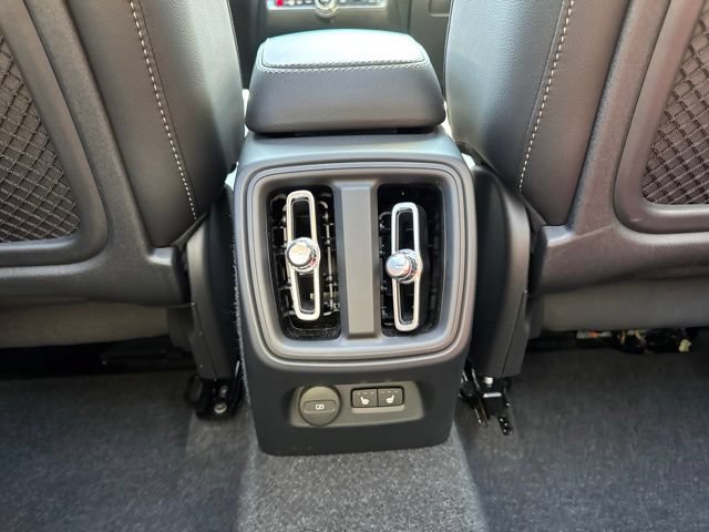 Certified 2025 Volvo XC40 B5 Core AWD/4WD image 17