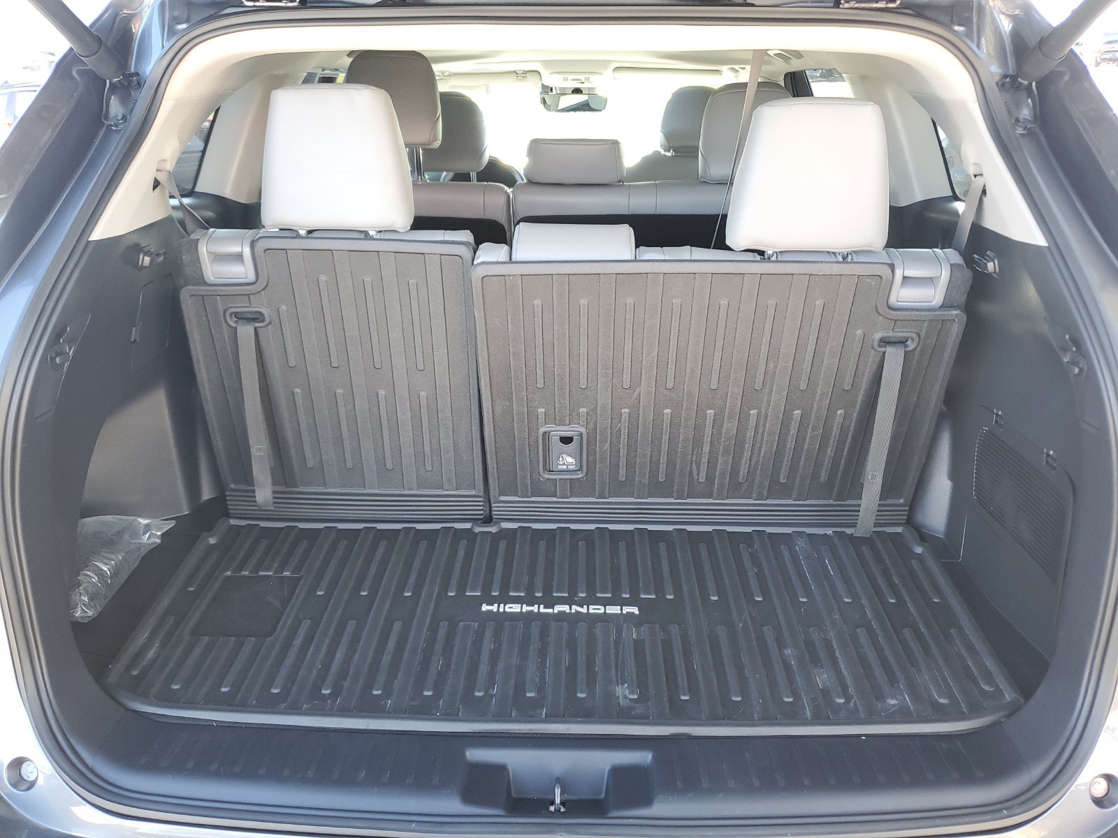 Used 2024 Toyota Highlander XLE AWD/4WD image 9