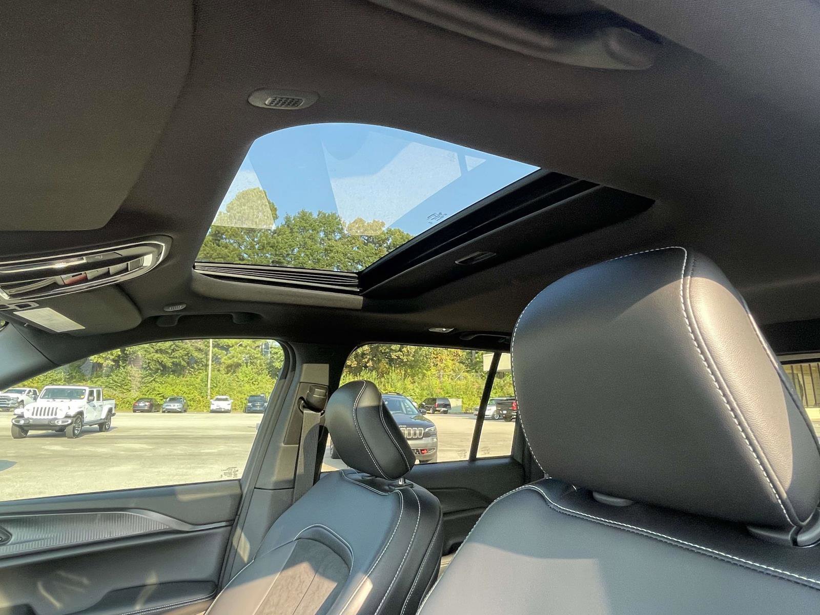 Used 2025 Jeep Grand Cherokee Altitude image 2