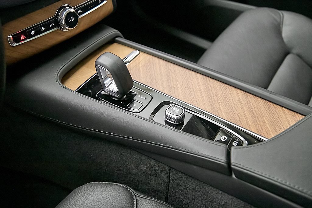 Certified 2025 Volvo XC90 T8 Plus w/ Protection Package Premier AWD/4WD image 16