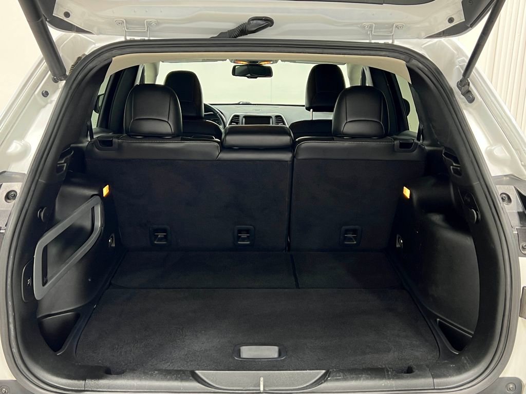 Used 2018 Jeep Cherokee Latitude Plus w/ Comfort/Convenience Group image 25