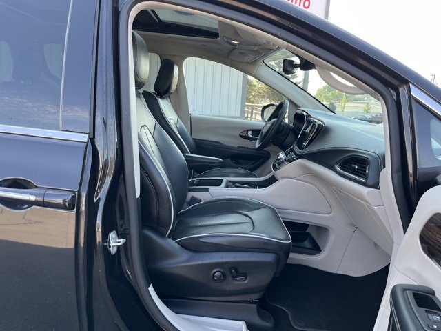 Used 2023 Chrysler Pacifica Limited image 33