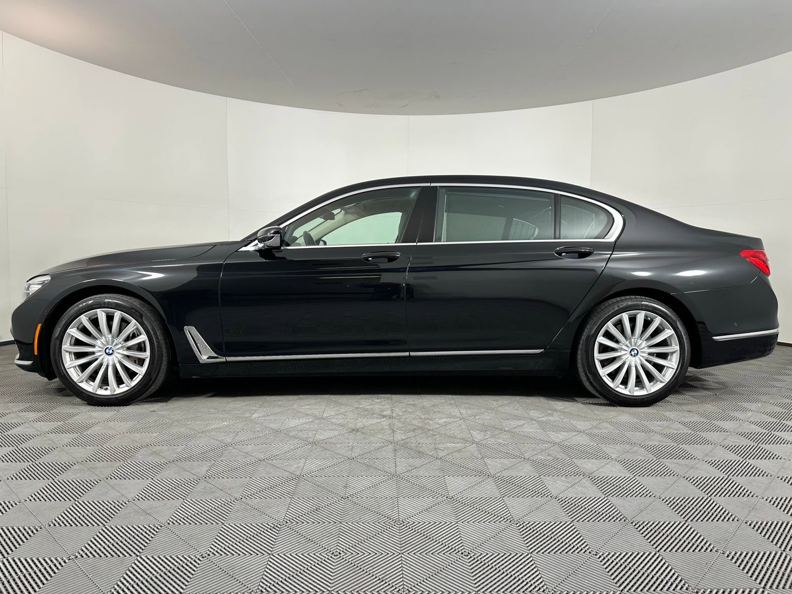 Used 2017 BMW 740i xDrive image 19