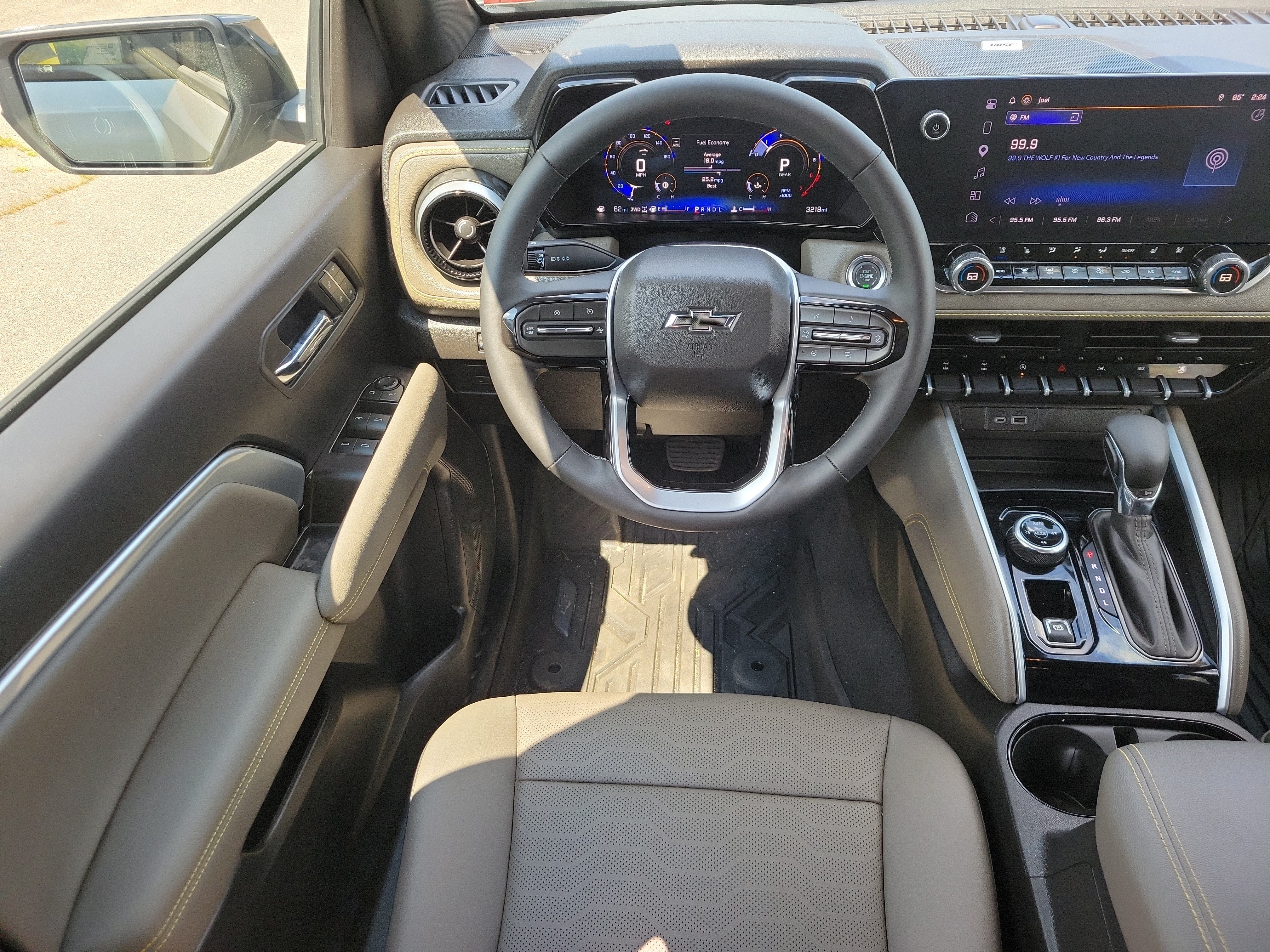 Used 2026 Chevrolet Colorado ZR2 w/ Technology Package AWD/4WD image 19