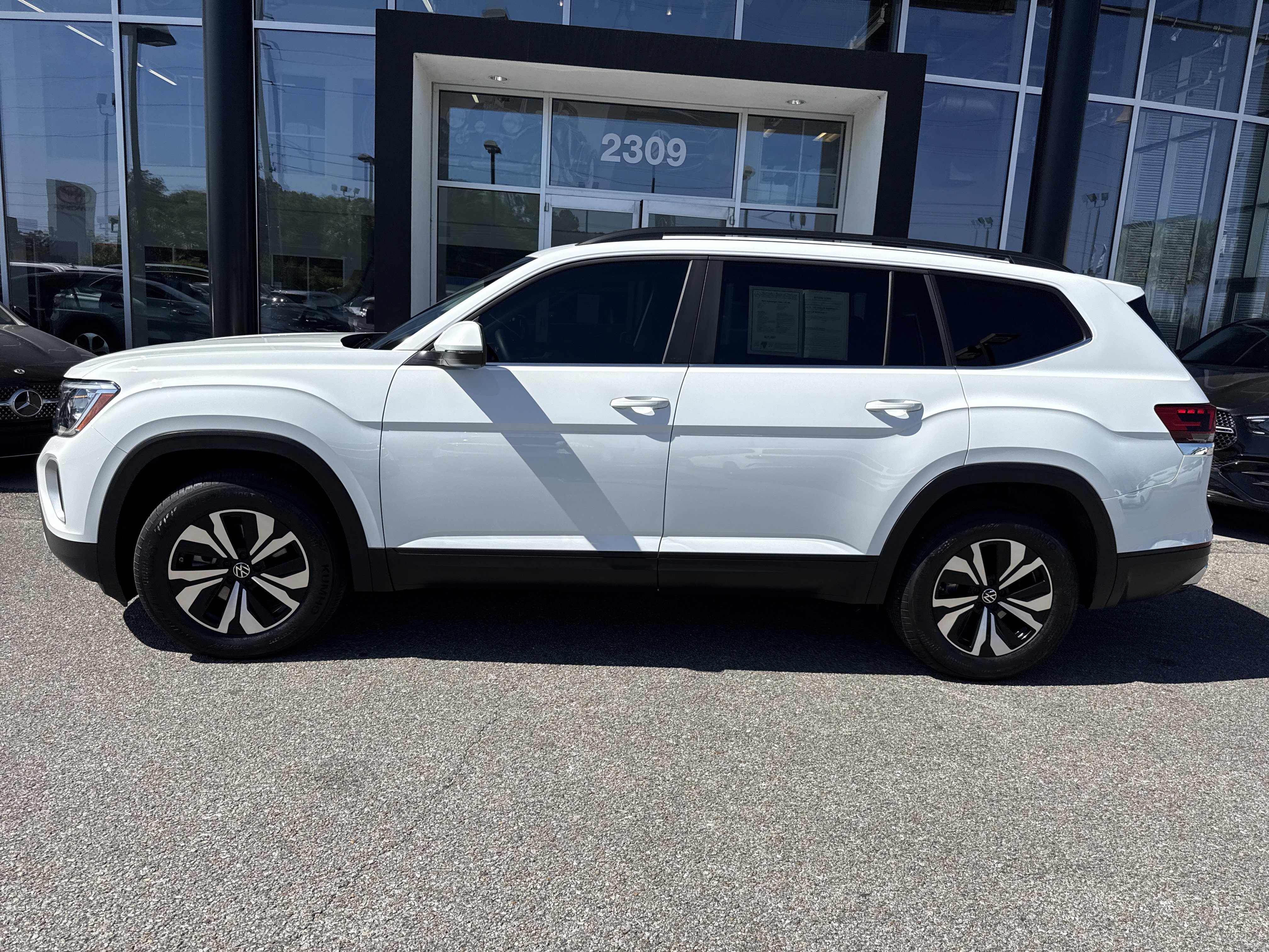 Used 2024 Volkswagen Atlas SE FWD image 2
