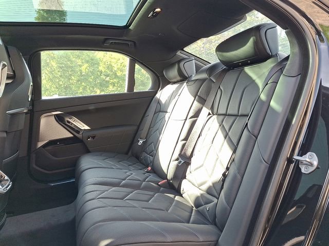 New 2026 BMW 750e xDrive w/ Luxury Rear Seating Package AWD/4WD image 9