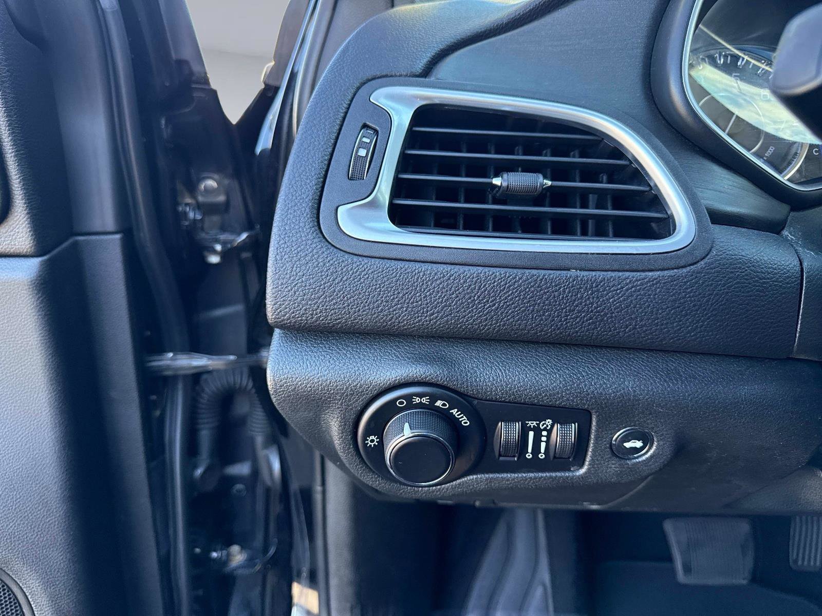 Used 2015 Chrysler 200 Limited w/ Convenience Group image 31