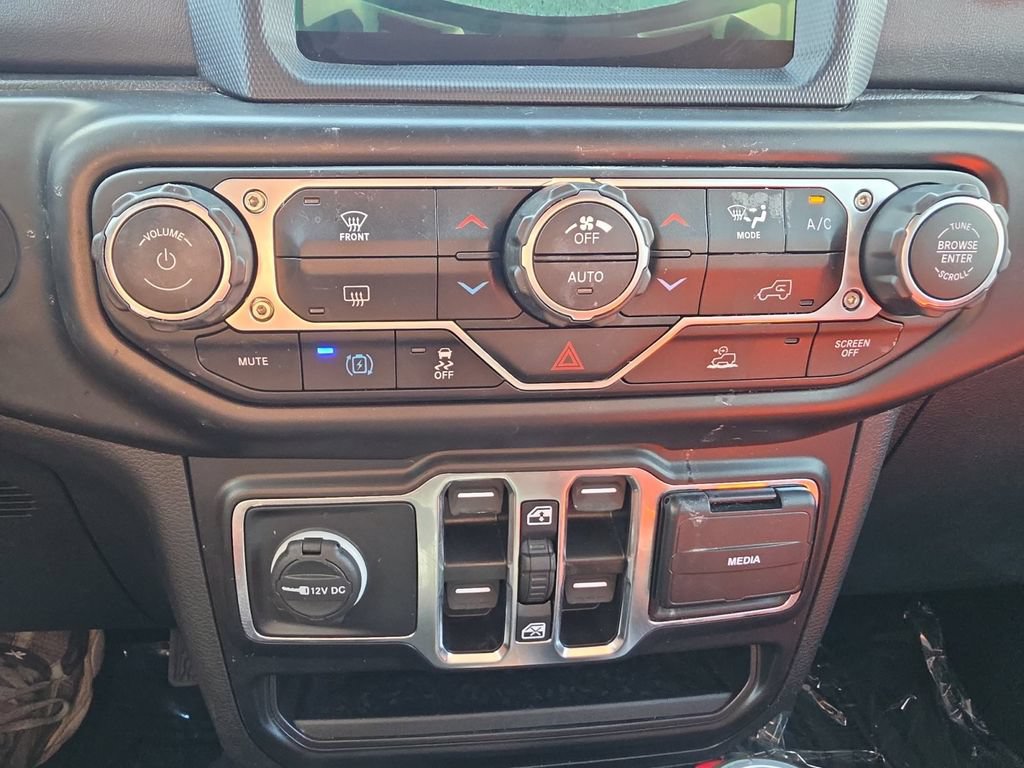 Used 2022 Jeep Wrangler Unlimited Sahara AWD/4WD image 22