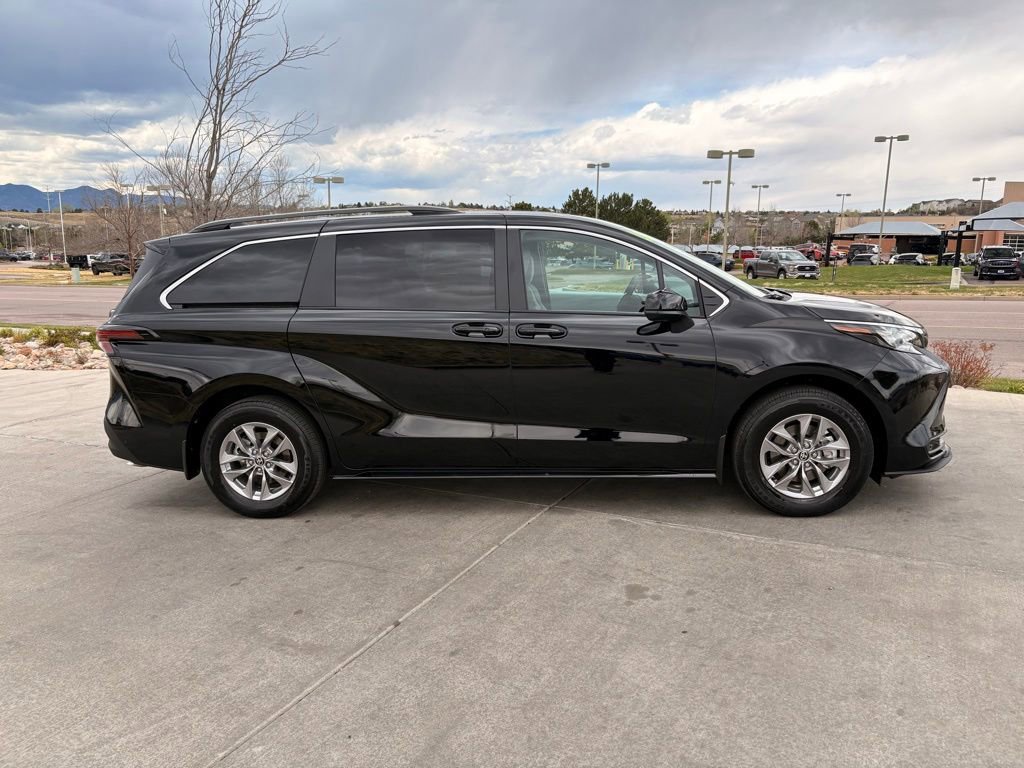 Used 2026 Toyota Sienna LE AWD/4WD image 8