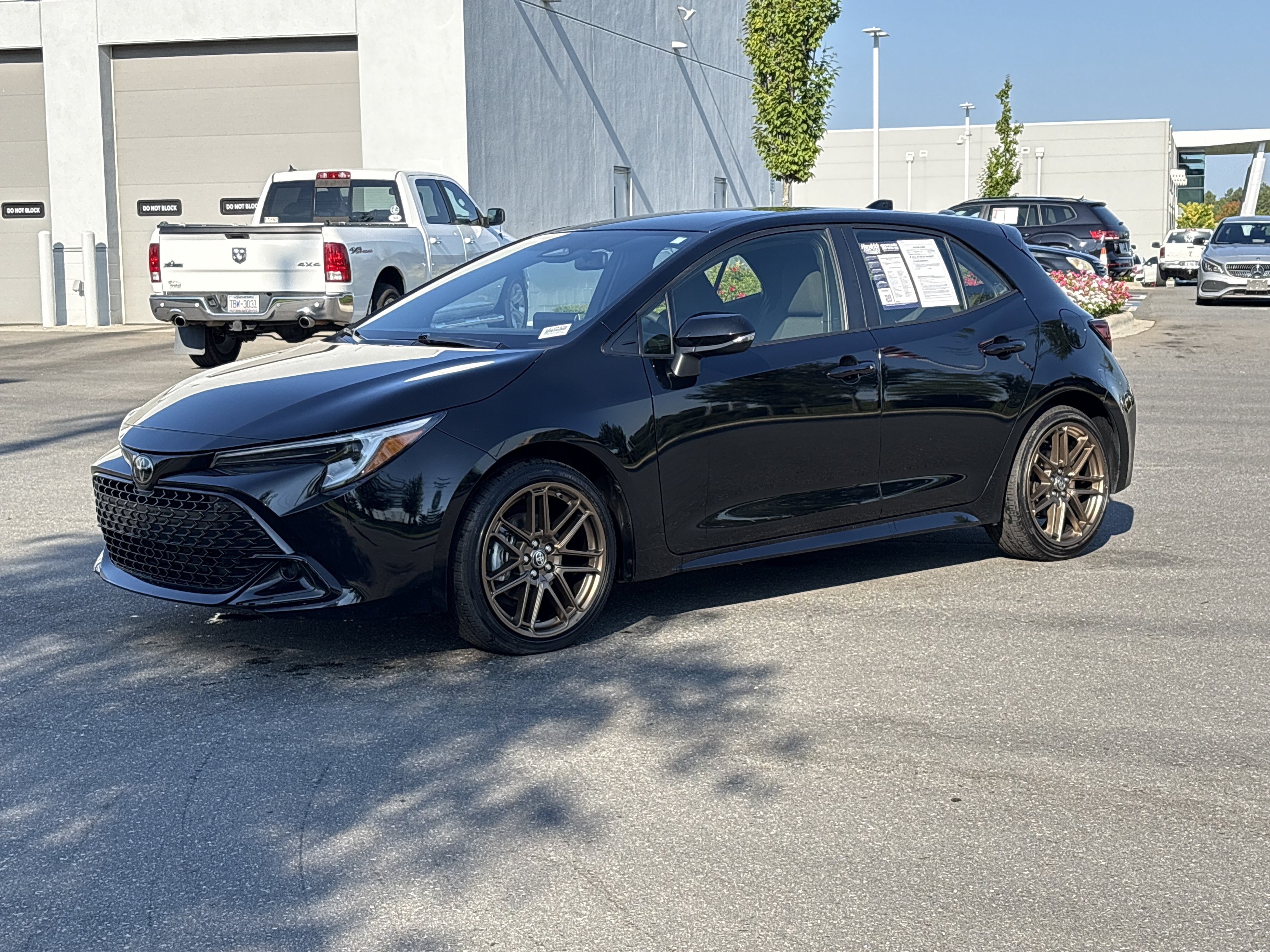 Used 2025 Toyota Corolla Hatchback w/ SE Package FWD image 5