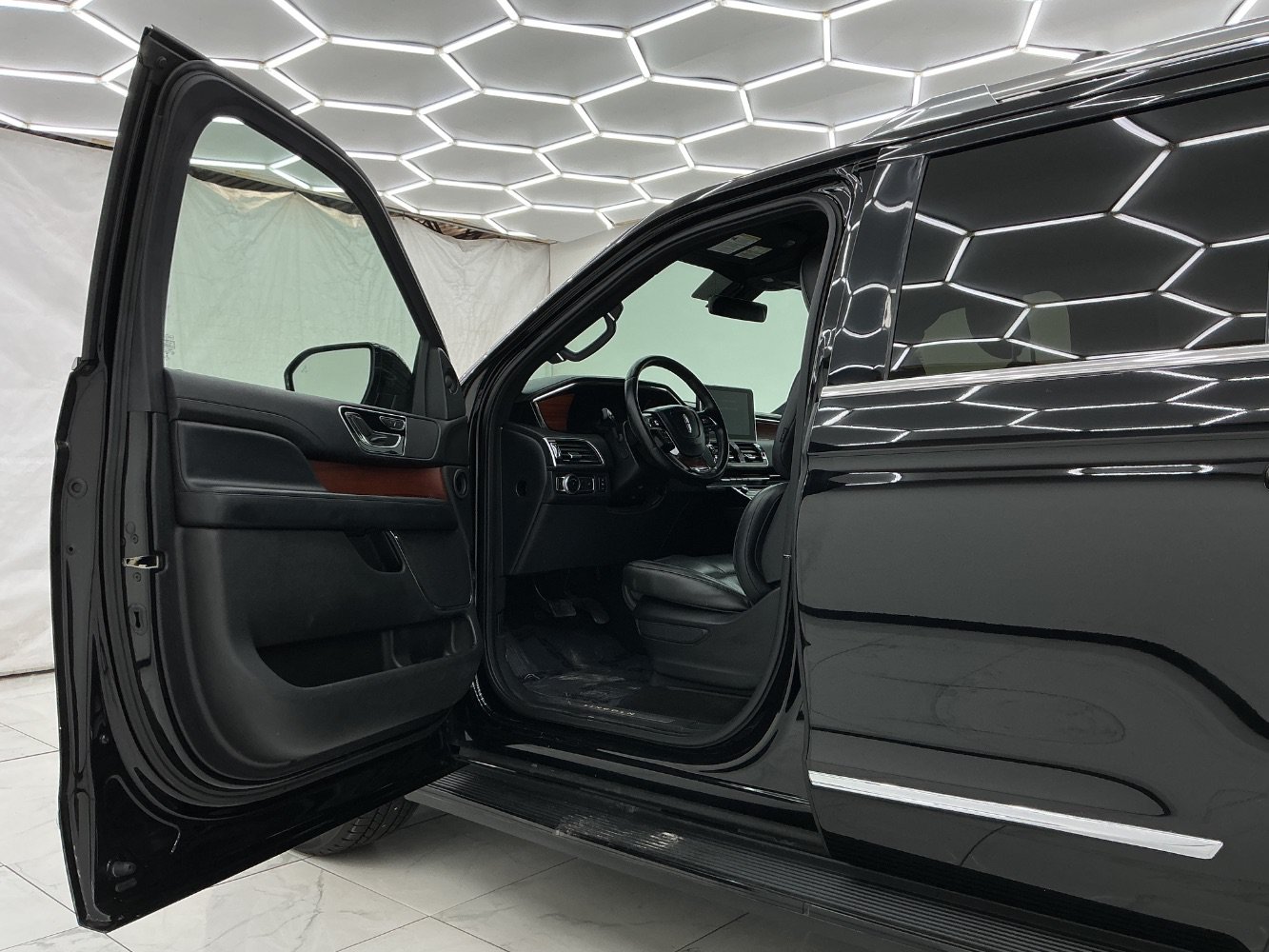 Used 2018 Lincoln Navigator Premiere RWD image 18