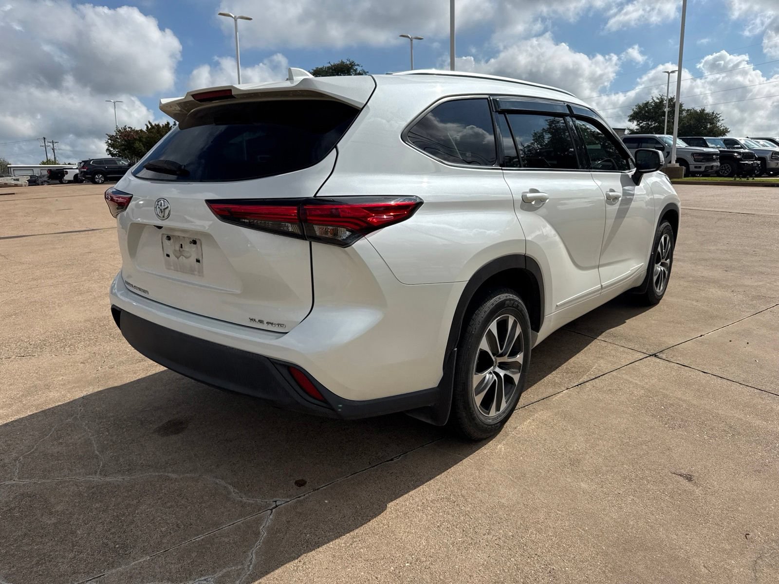 Used 2020 Toyota Highlander XLE AWD/4WD image 7