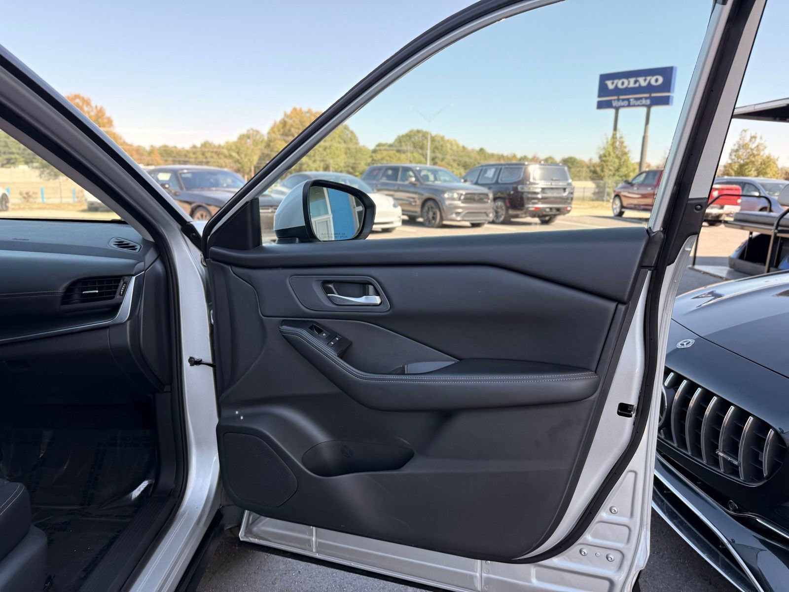 Used 2024 Nissan Rogue SV image 18