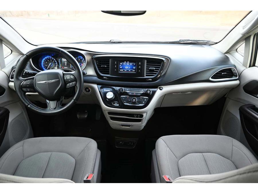Used 2017 Chrysler Pacifica Touring FWD image 22