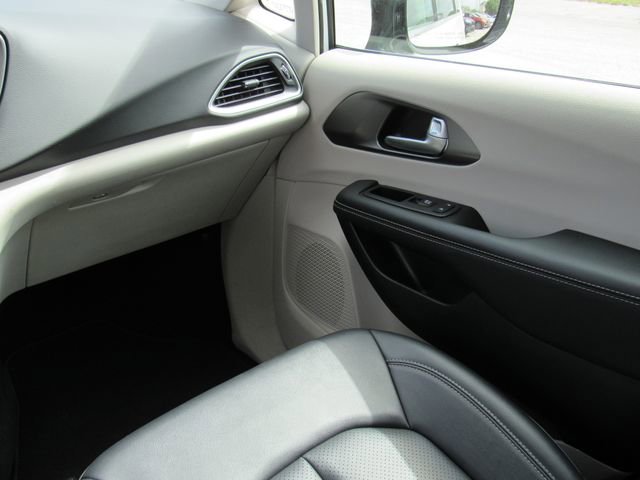 Used 2024 Chrysler Pacifica Touring-L image 19