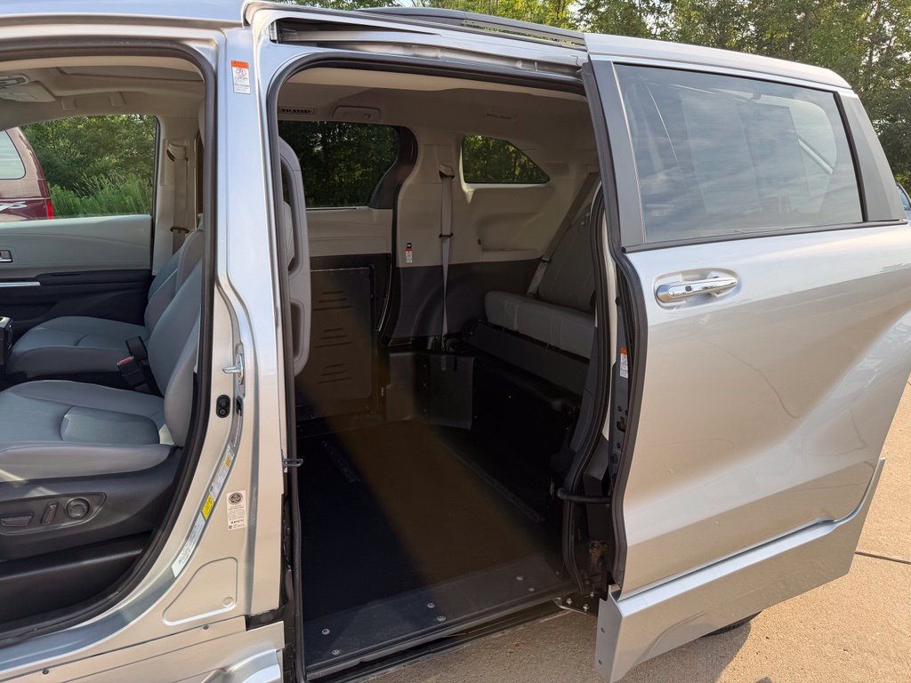Used 2023 Toyota Sienna XLE w/ XLE Plus Package FWD image 24