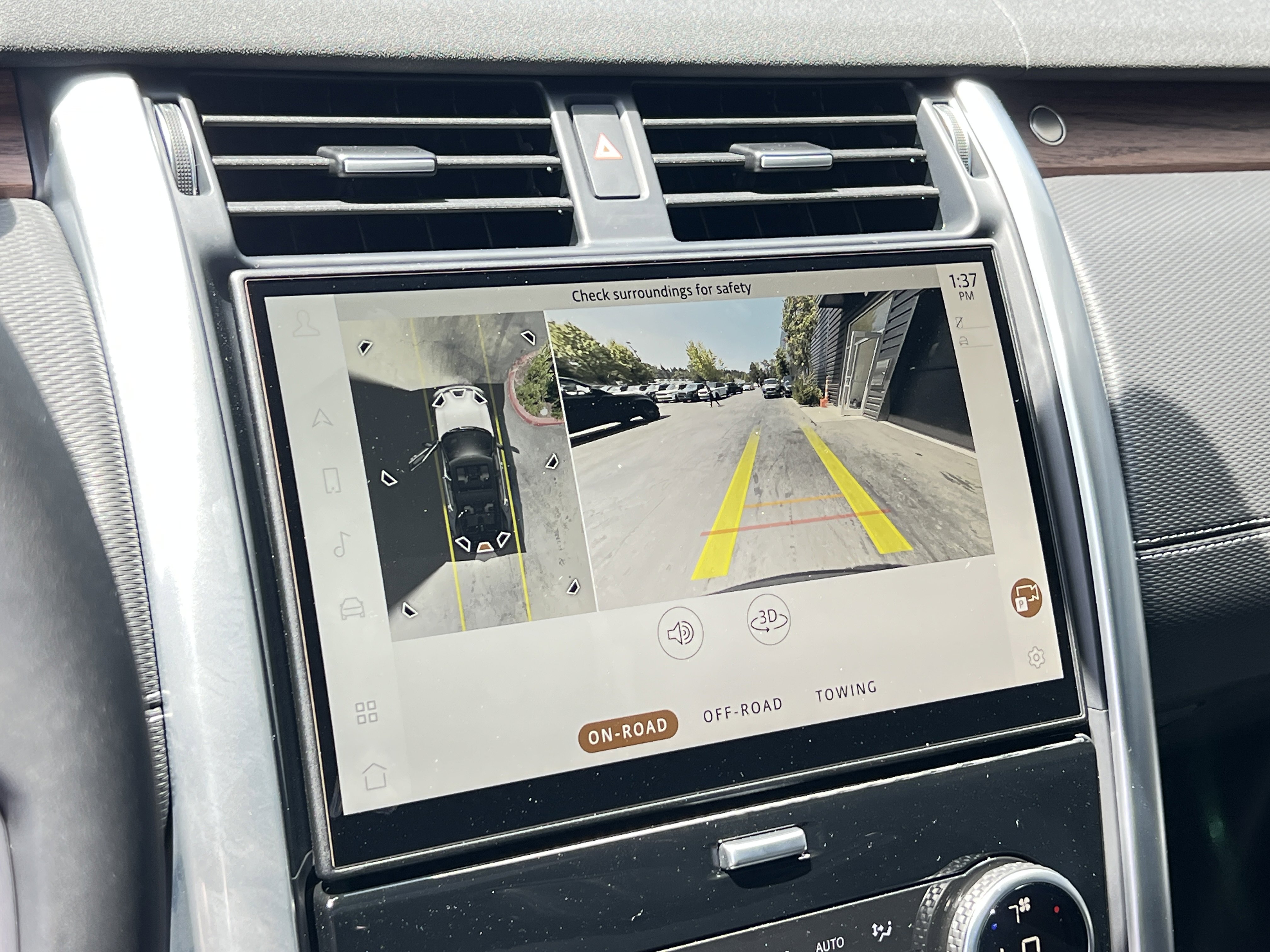 New 2024 Land Rover Discovery Dynamic SE image 27