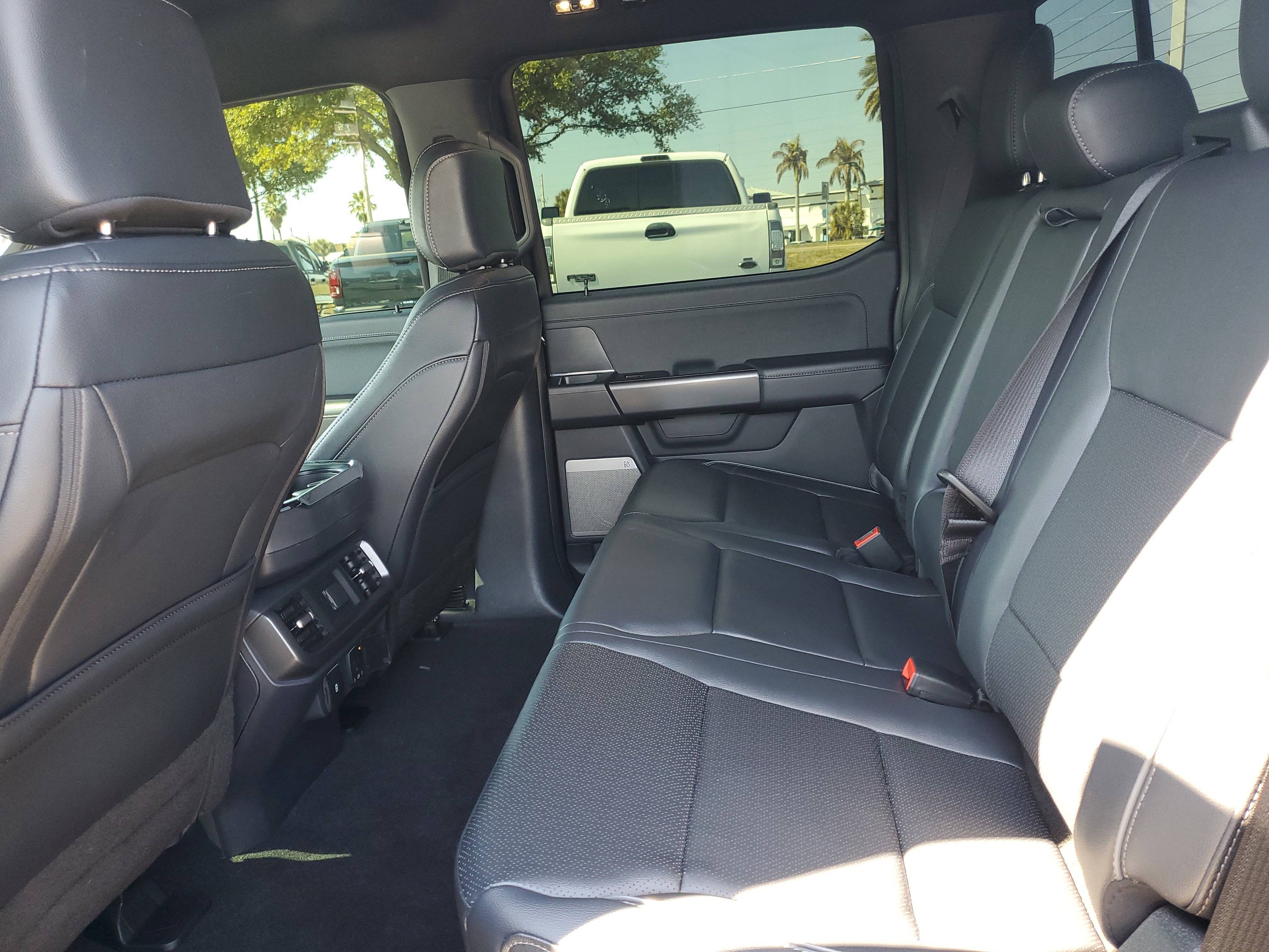 Used 2025 Ford F150 Lariat w/ Equipment Group 501A Mid image 12