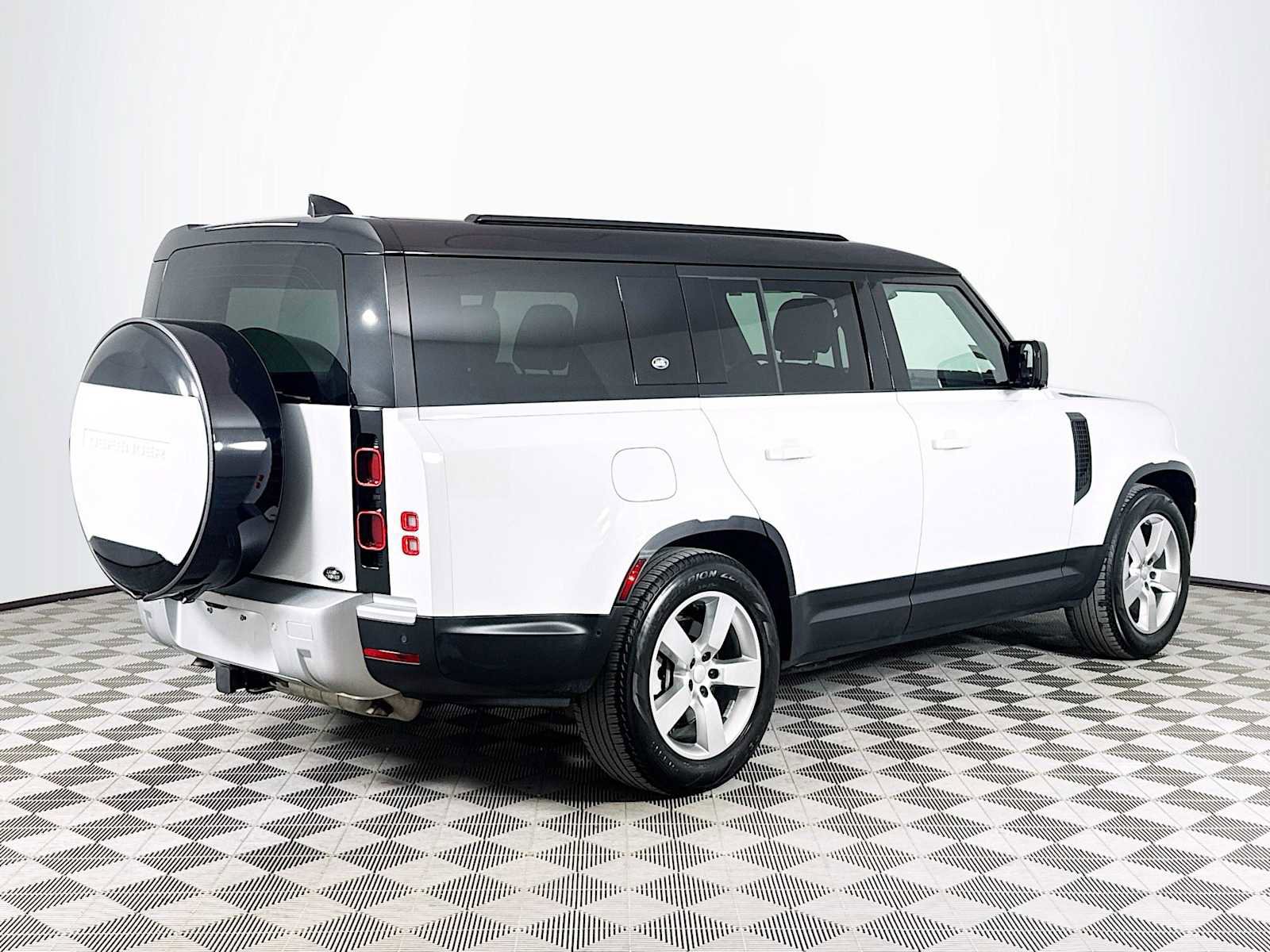 Used 2023 Land Rover Defender 130 SE image 5