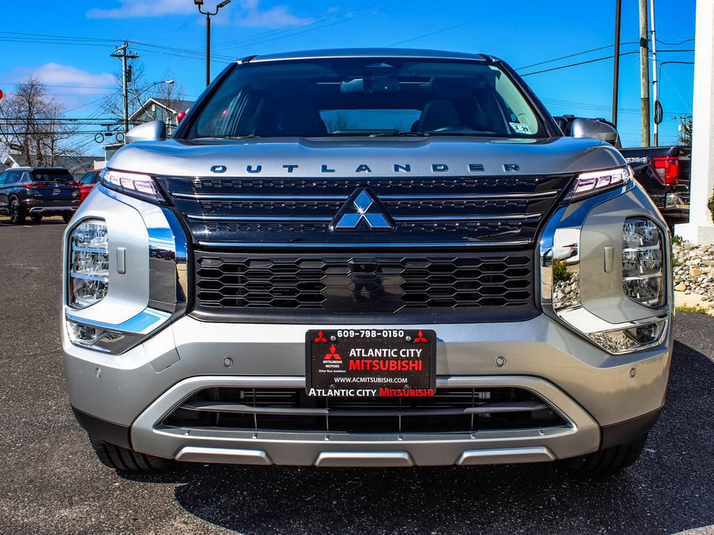 Used 2024 Mitsubishi Outlander SE image 2