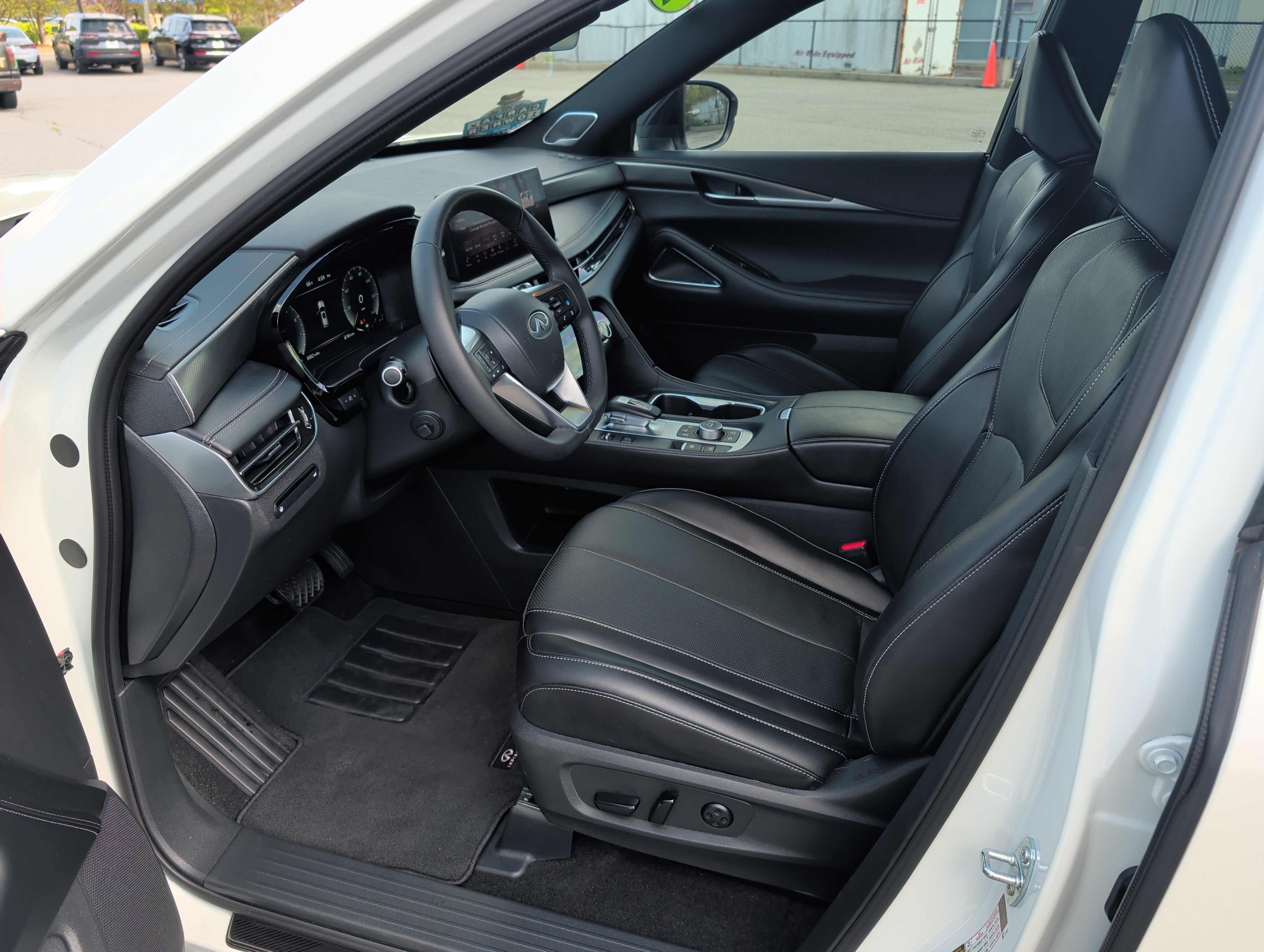 Used 2025 INFINITI QX60 Luxe w/ Black Edition image 8