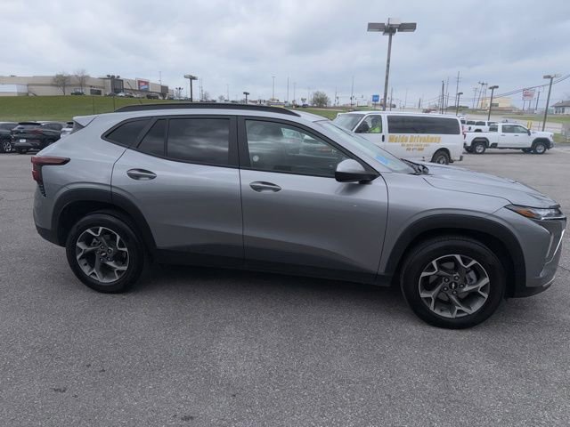 Used 2025 Chevrolet Trax LT w/ LT Convenience Package image 8
