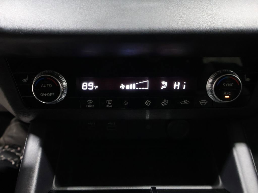 Used 2024 Mitsubishi Outlander SE image 32