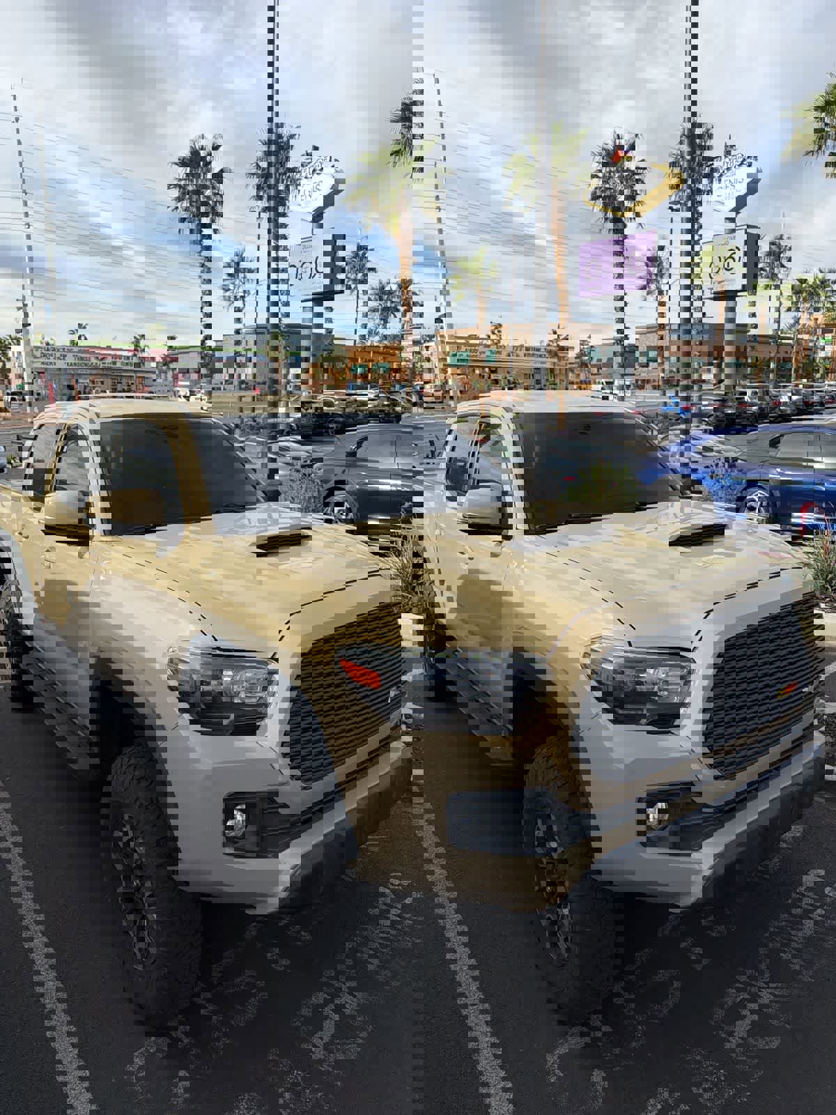 Used 2017 Toyota Tacoma TRD Off-Road w/ Tow Package image 3