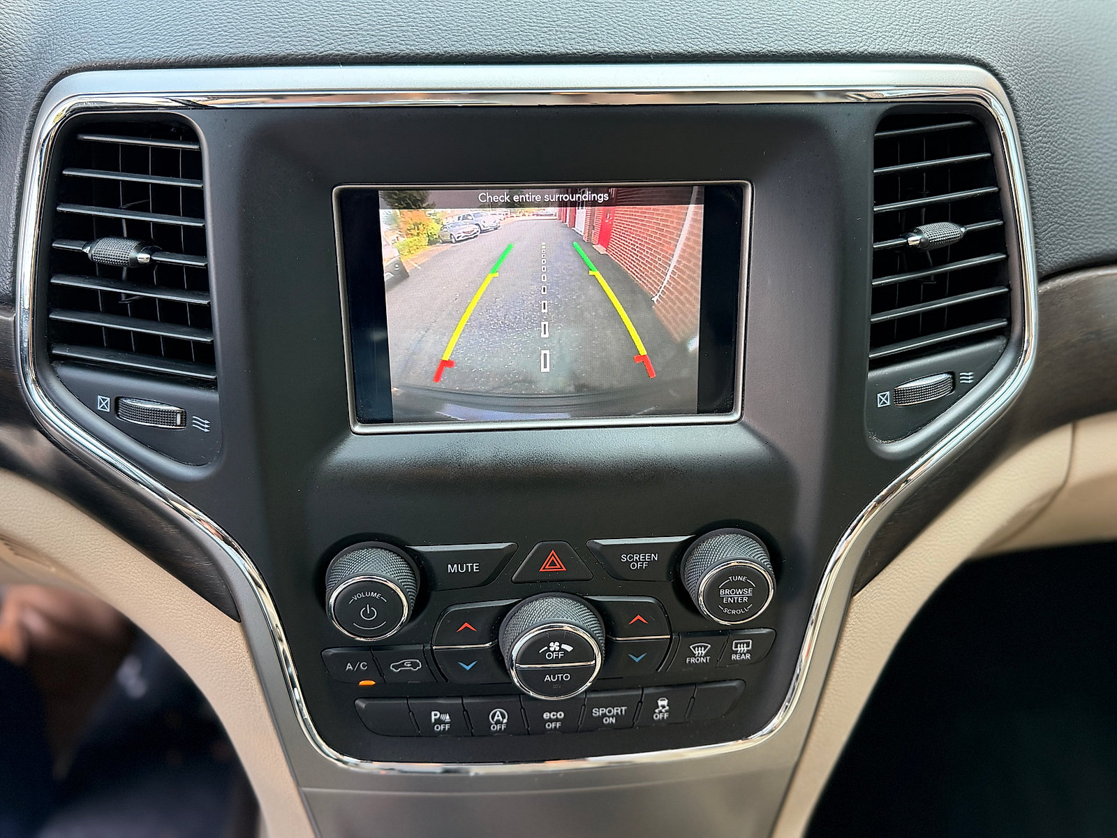 Used 2018 Jeep Grand Cherokee Laredo AWD/4WD image 26