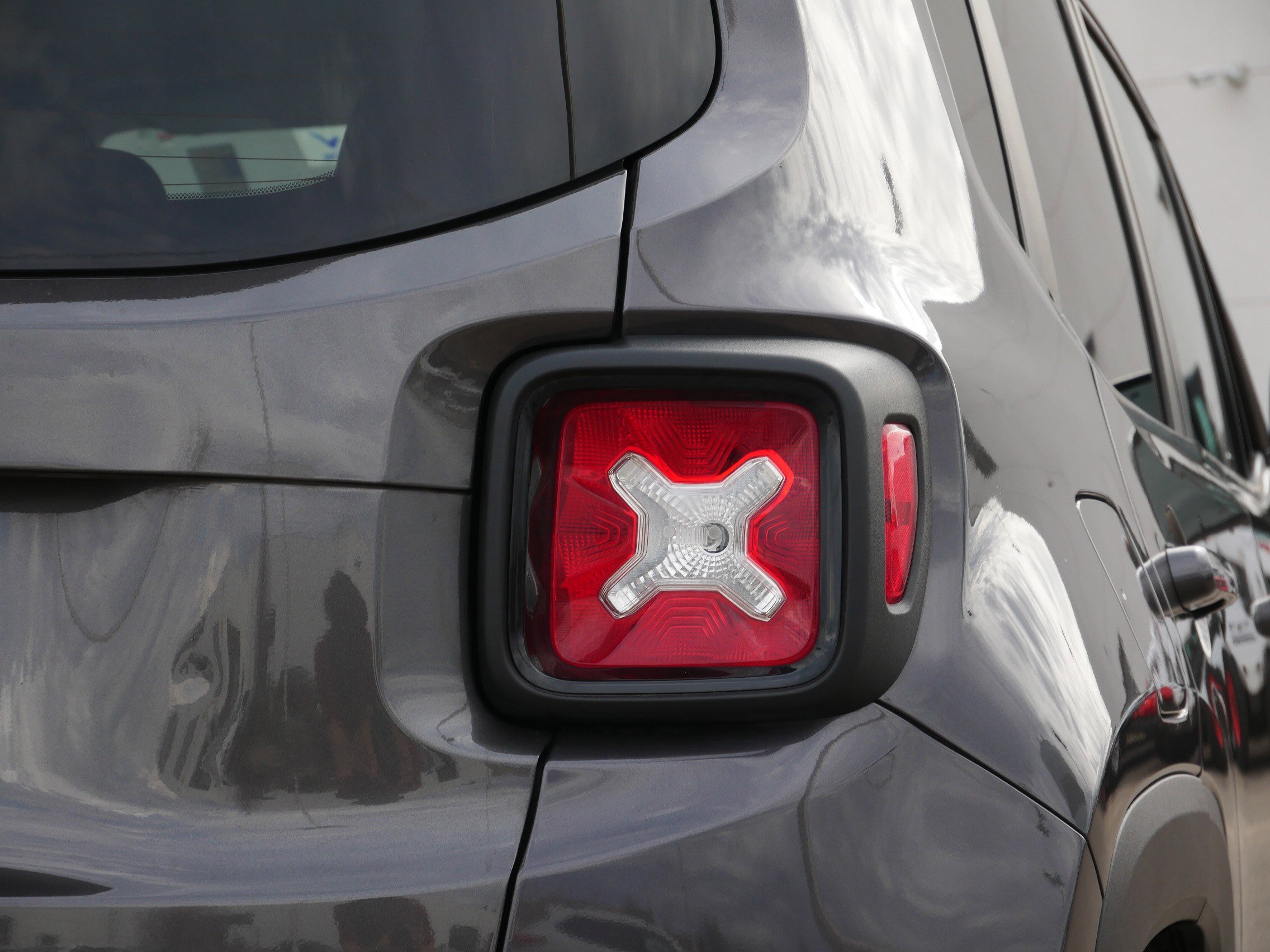Used 2018 Jeep Renegade Altitude FWD image 17