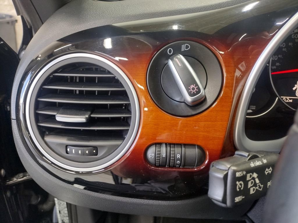 Used 2013 Volkswagen Beetle 2.5 Fender FWD image 22