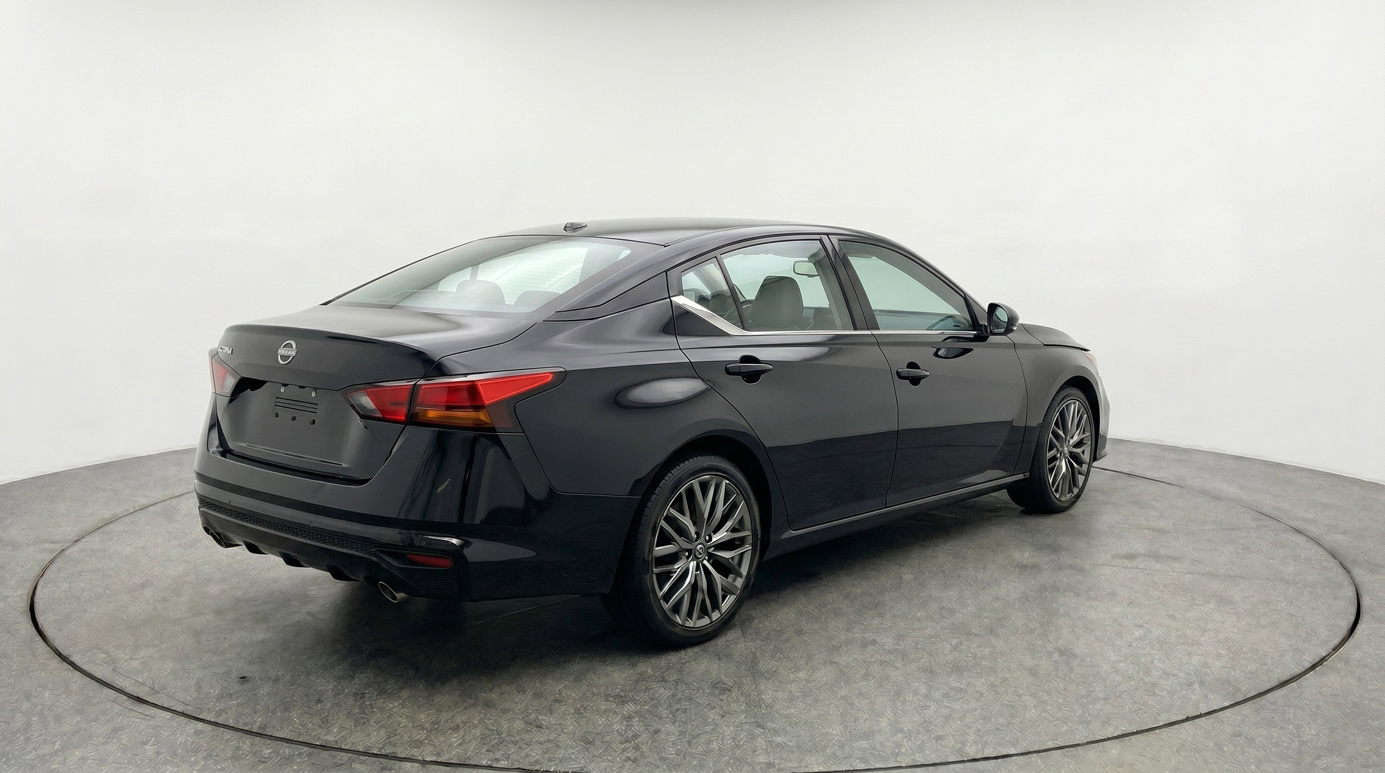 Used 2025 Nissan Altima 2.5 SV FWD image 9