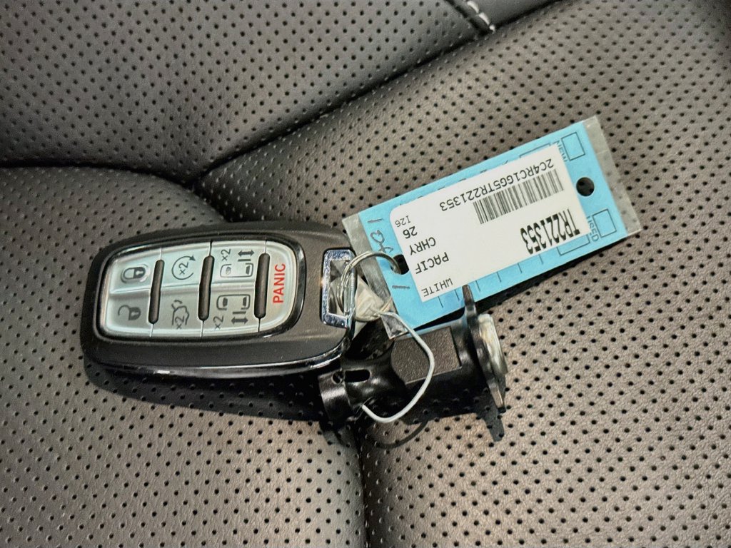 Used 2026 Chrysler Pacifica Limited FWD image 39