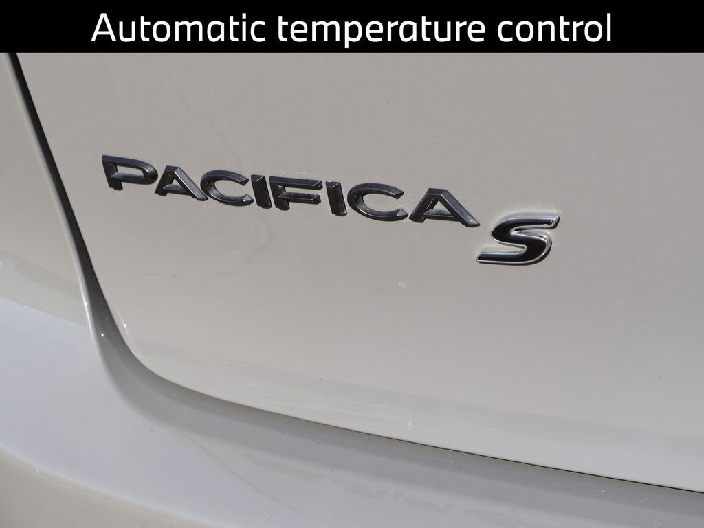 Used 2025 Chrysler Pacifica Limited image 9