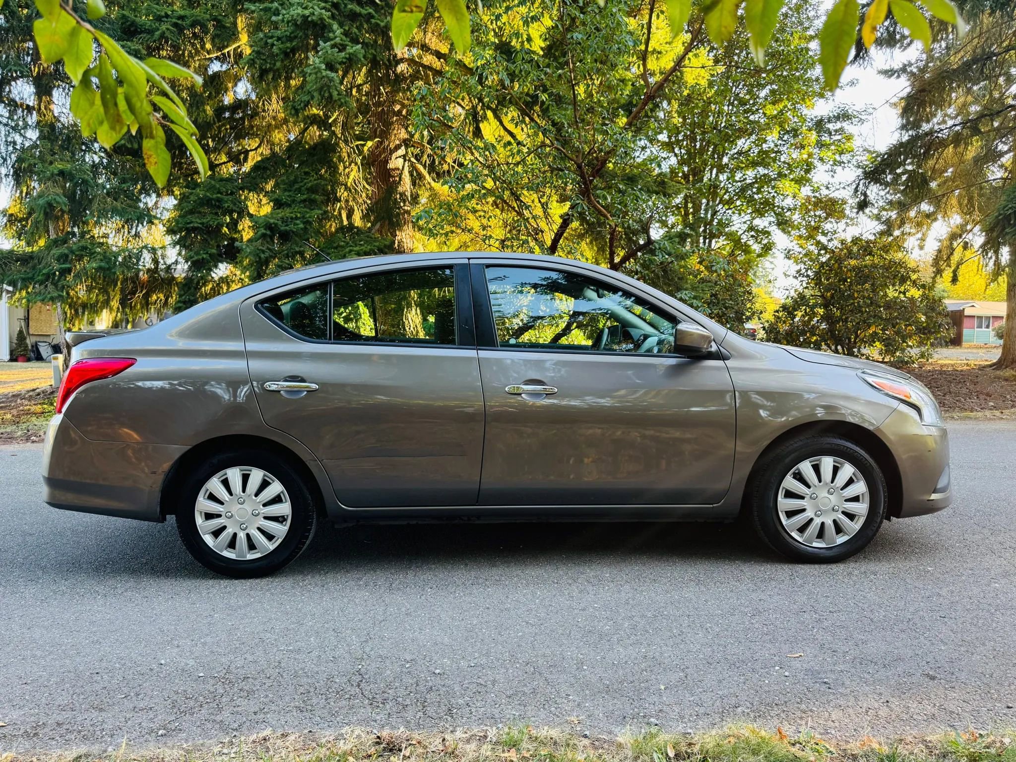 Used 2015 Nissan Versa SV image 6