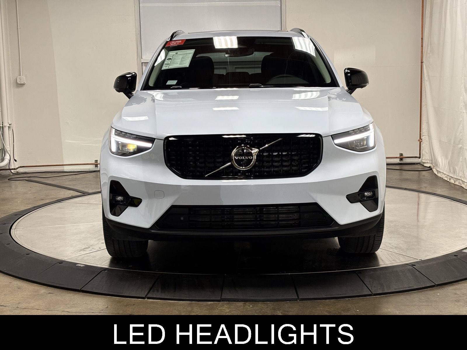 Used 2026 Volvo XC40 B5 Plus AWD/4WD image 3
