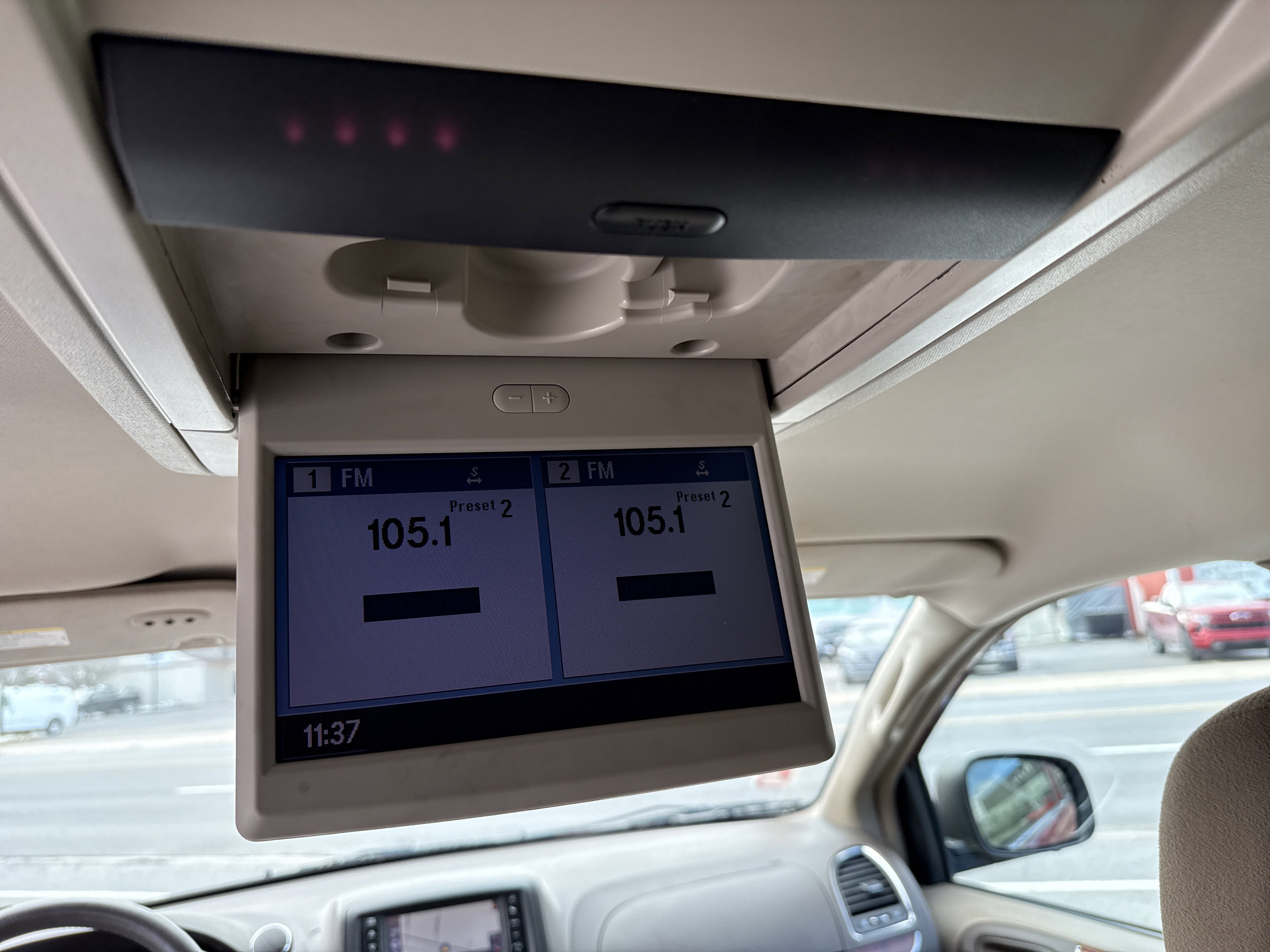 Used 2013 Chrysler Town & Country Touring image 29