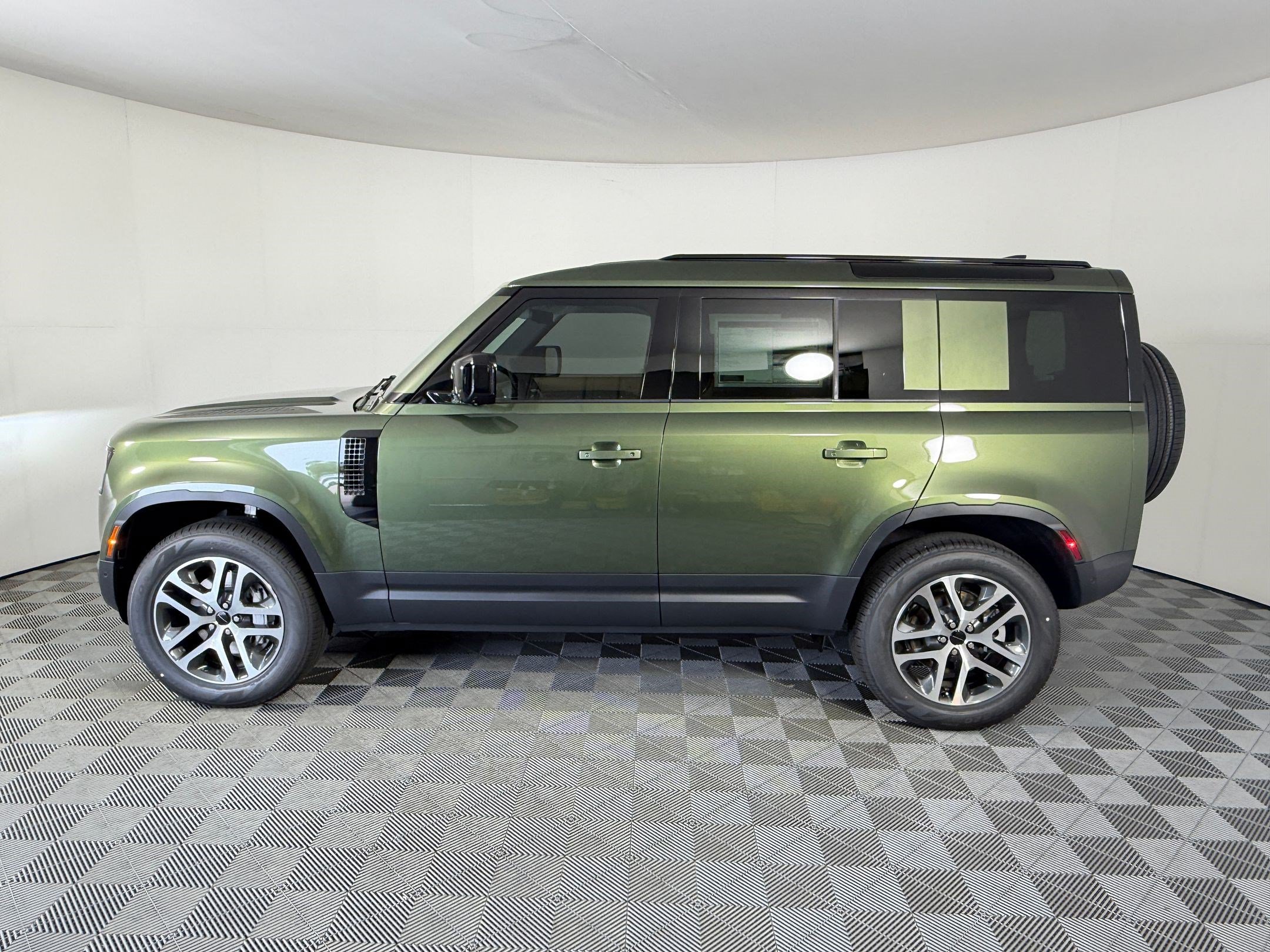 New 2026 Land Rover Defender 110 S AWD/4WD image 2