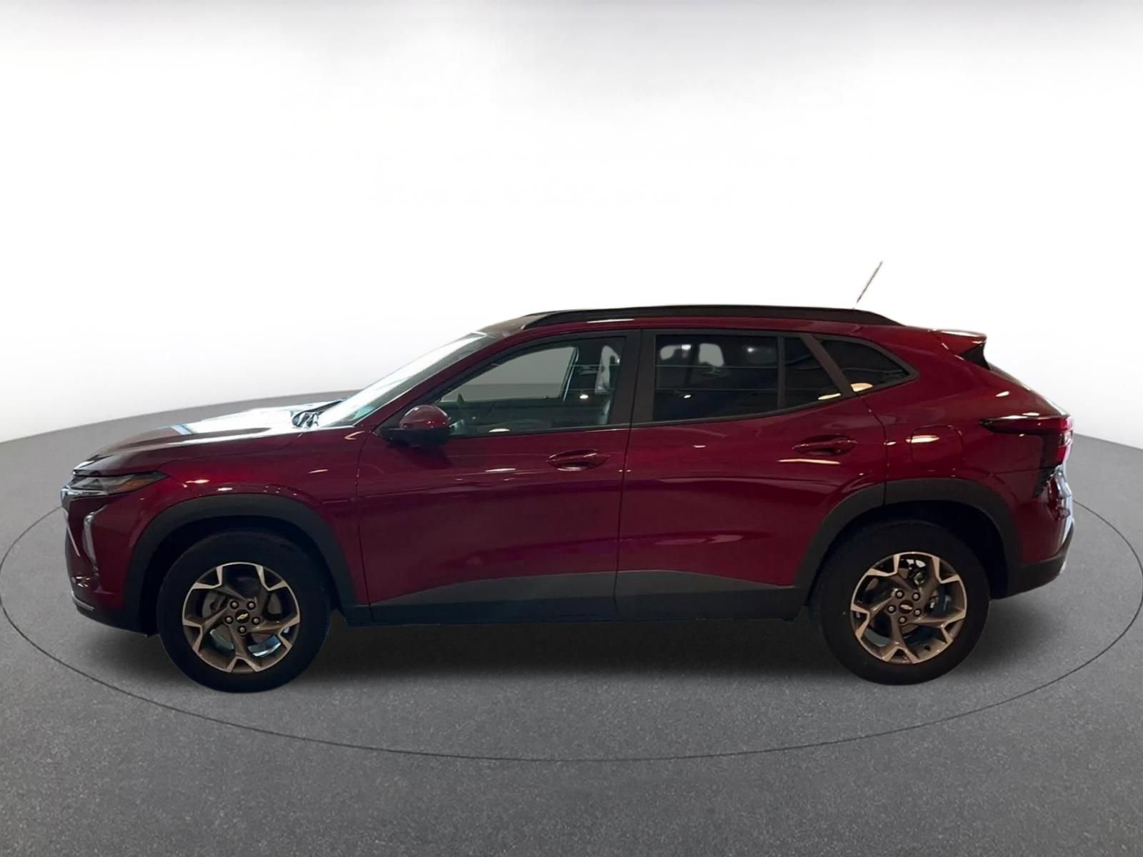 Used 2025 Chevrolet Trax LT FWD image 9