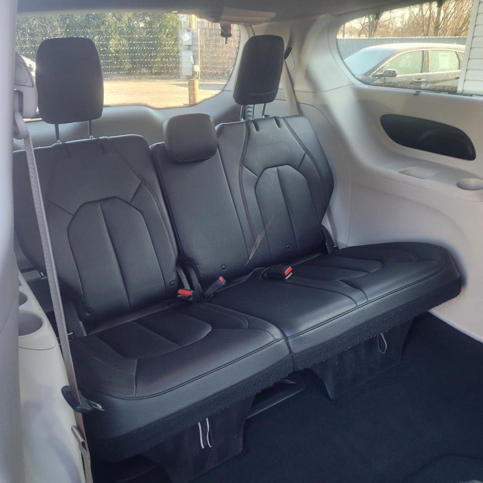 Used 2017 Chrysler Pacifica Touring-L w/ Tire & Wheel Group image 35